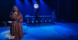 Kelly Clarkson Grants <em>Waitress</em>'s Wish and Sings "She Used to Be Mine"