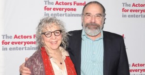 Mandy Patinkin and Kathryn Grody to Star in Comedy Pilot for Showtime