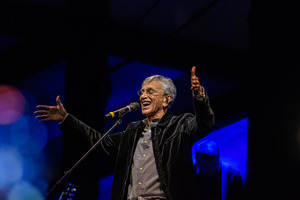 Caetano Veloso Performs Meu Coco