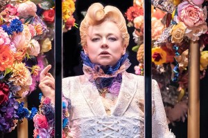 Review: <i>Succession</i>‘s Sarah Snook and a Phalanx of Cameras Bring <i>Dorian Gray</i> to London