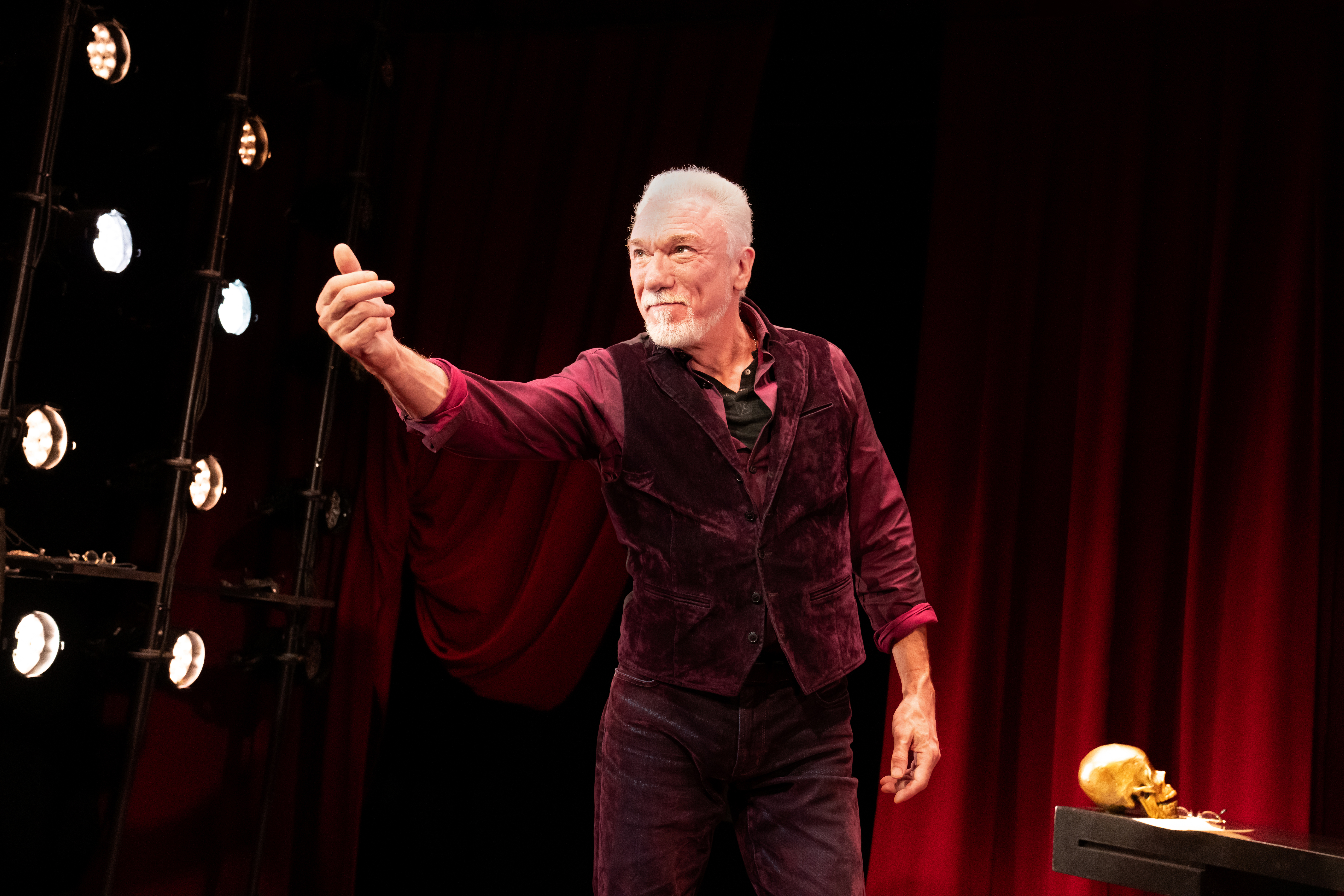 Patrick Page in All The Devils Are Here (© Julieta Cervantes)