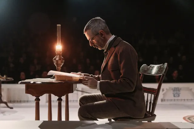 Jeremy Strong in <i>An Enemy of the People</i> (© Emilio Madrid)