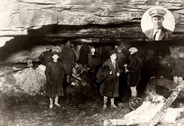 Een groepje mensen verzamelde zich bij de grot waar geoloog Lloyd Collins beklemd raakte en vlak, SFA022815825