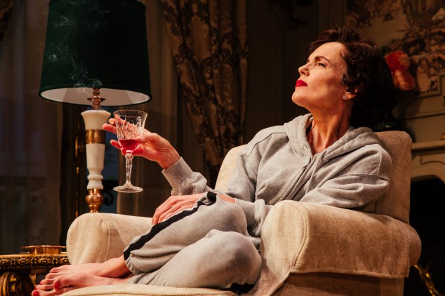 Elizabeth McGovern in <i> AVA: The Secret Conversations </i> (© Jeff Lorch)
