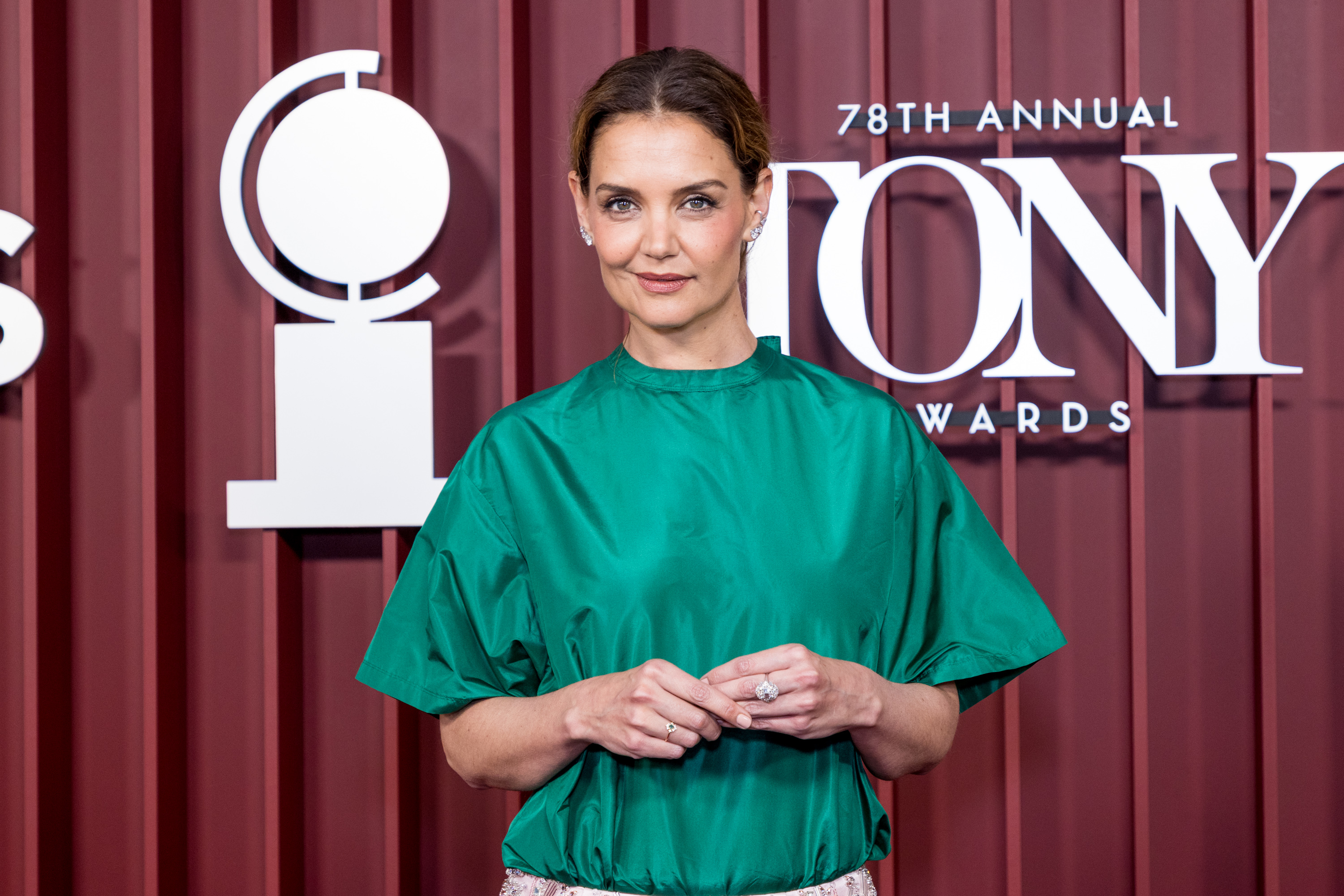 Gorgeous Katie Holmes's 'hedda,' Savion Glover On 'chez Joey,' And Theatre Training Scene for Desktop Gorgeous Katie Holmes's 'hedda,' Savion Glover On 'chez Joey,' And Theatre Training Scene for Desktop