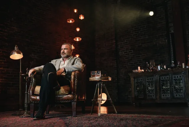 Liev Schreiber in <i>Creditors</i> (© Emilio Madrid) Liev Schreiber in <i>Creditors</i> (© Emilio Madrid)