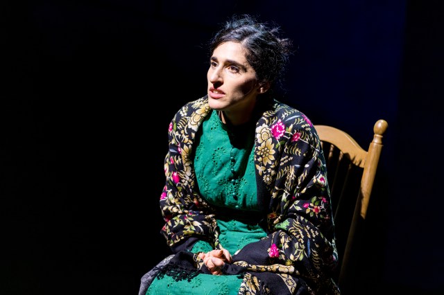 Jennifer Apple in <i>Hannah Senesh</i> (© Tricia Baron)