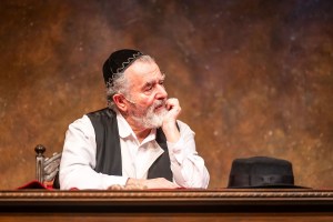 Review: In Playing Shylock, Saul Rubinek Confronts a Theater Ruled by Fear