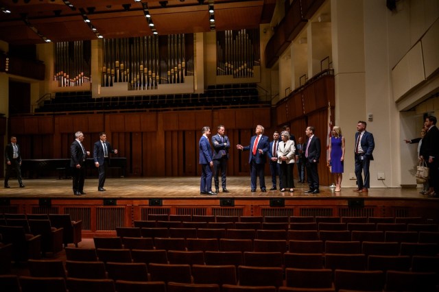 Trump onstage at the Kennedy Center (© Daniel Torok The White House) Trump onstage at the Kennedy Center (© Daniel Torok The White House)