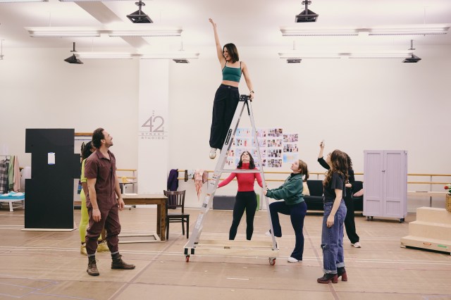 Kelli Barrett and the cast of <i>Beaches</i> (© Jenny Anderson) Kelli Barrett and the cast of <i>Beaches</i> (© Jenny Anderson)