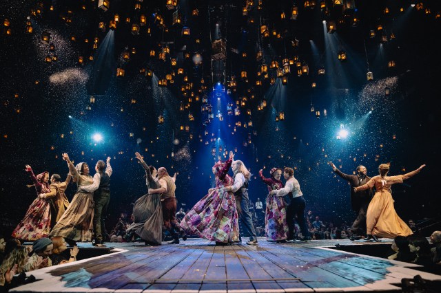 The 2025 company of <i>A Christmas Carol</i> at PAC NYC (© Andy Henderson)