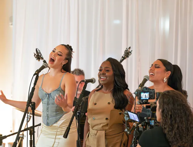 Solea Pfeiffer, Ledisi, and Liisi LaFontaine (© Thomas Mundell // @MundellModernPixels) Solea Pfeiffer, Ledisi, and Liisi LaFontaine (© Thomas Mundell // @MundellModernPixels)