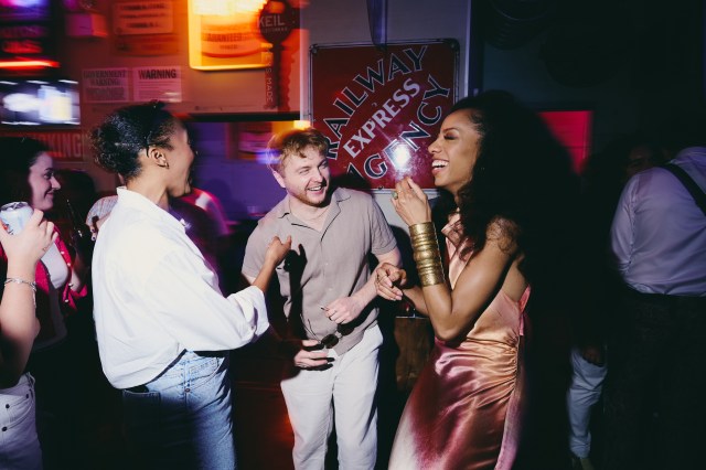 <i>Two Strangers (Carry a Cake Across New York)</i> listening party (© Jenny Anderson)