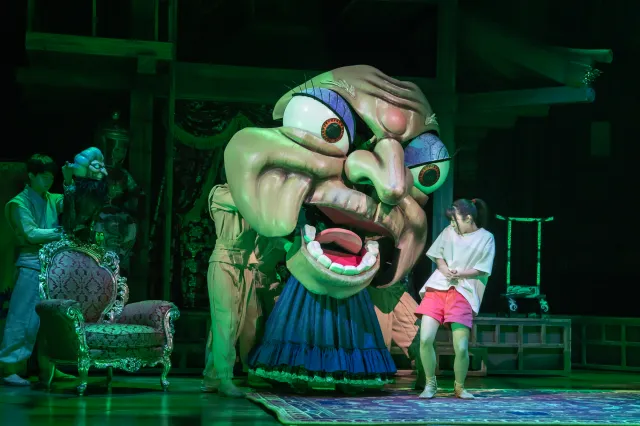 Mone Kamishiraishi in the UK Production of <i>Spirited Away</i> (© Johan Persson) Mone Kamishiraishi in the UK Production of <i>Spirited Away</i> (© Johan Persson)