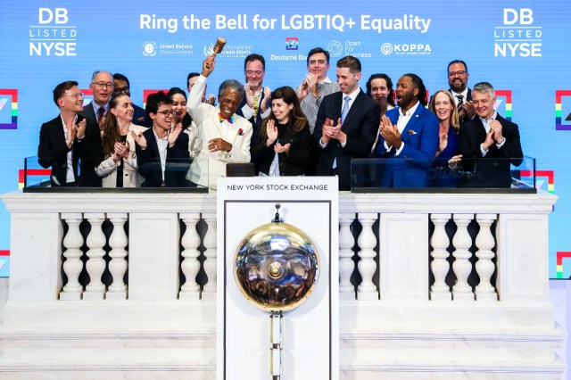 André De Shields and the “Ring the Bell for LGBTQI+ Equality” initiative (courtesy of NYSE Group) André De Shields and the “Ring the Bell for LGBTQI+ Equality” initiative (courtesy of NYSE Group)