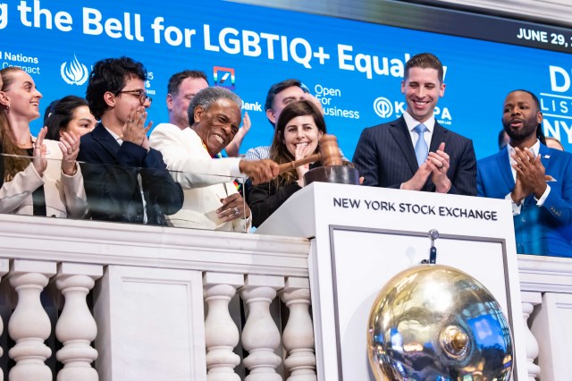 André De Shields and the “Ring the Bell for LGBTQI+ Equality” initiative (courtesy of NYSE Group) André De Shields and the “Ring the Bell for LGBTQI+ Equality” initiative (courtesy of NYSE Group)